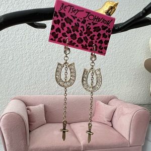 New betsey Johnson earring